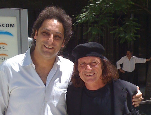 Guillermo Vilas pidiendo clases de tennis